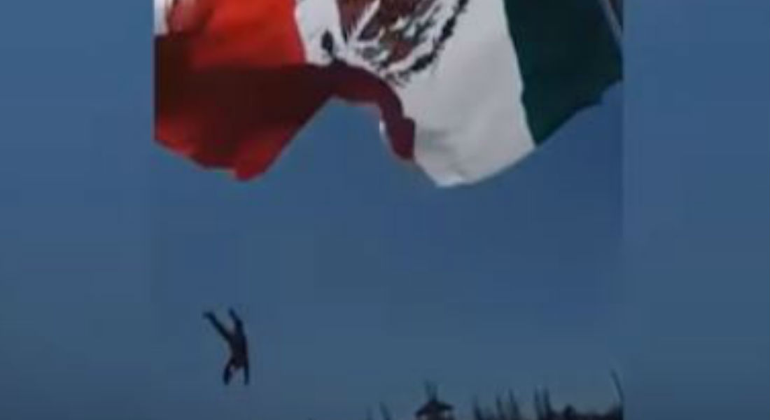 VIDEO: Militar queda enredado en la bandera de México y por poco pierde la vida