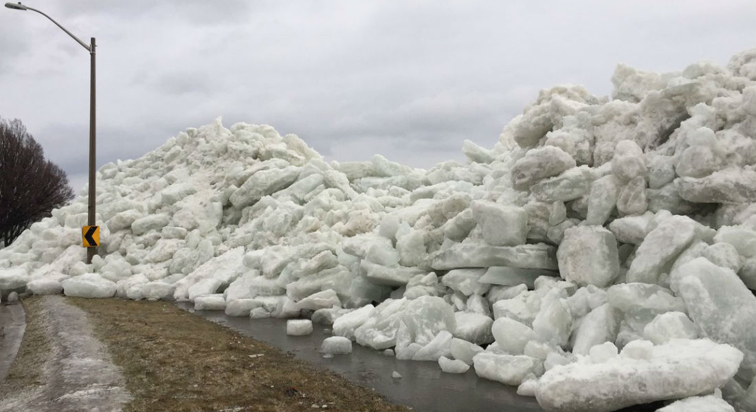 VIDEO: Enormes bloques de hielo provocan caos en carreteras de EUA