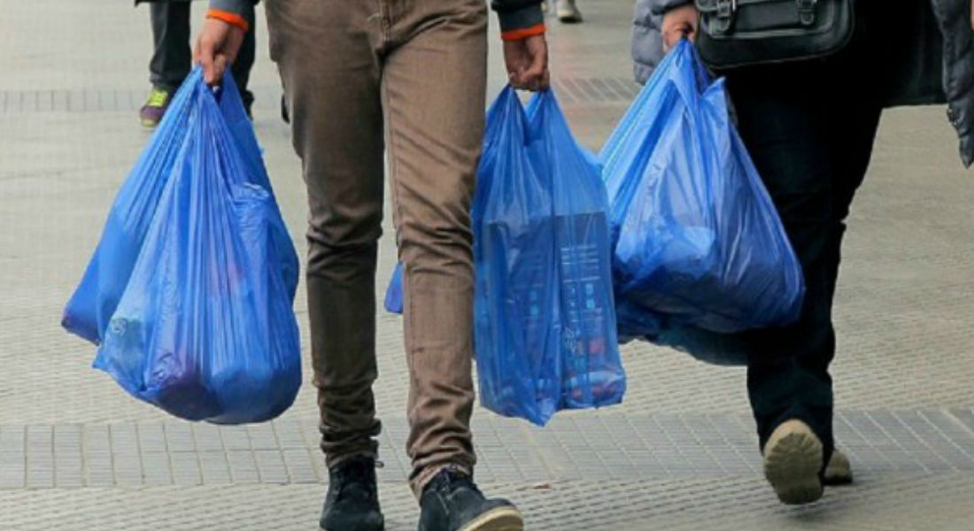 A favor del medio ambiente, Chile prohíbe el uso de bolsas plásticas