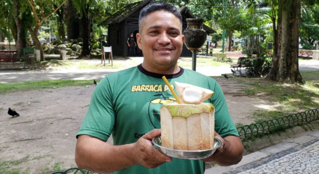Vendedor de cocos remplazó los popotes de plástico por bambú