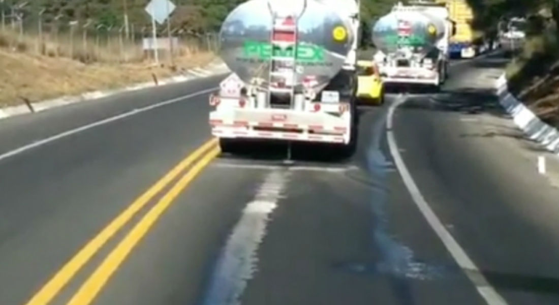 Pipas de Pemex tiran combustible en plena carretera y nadie hace nada