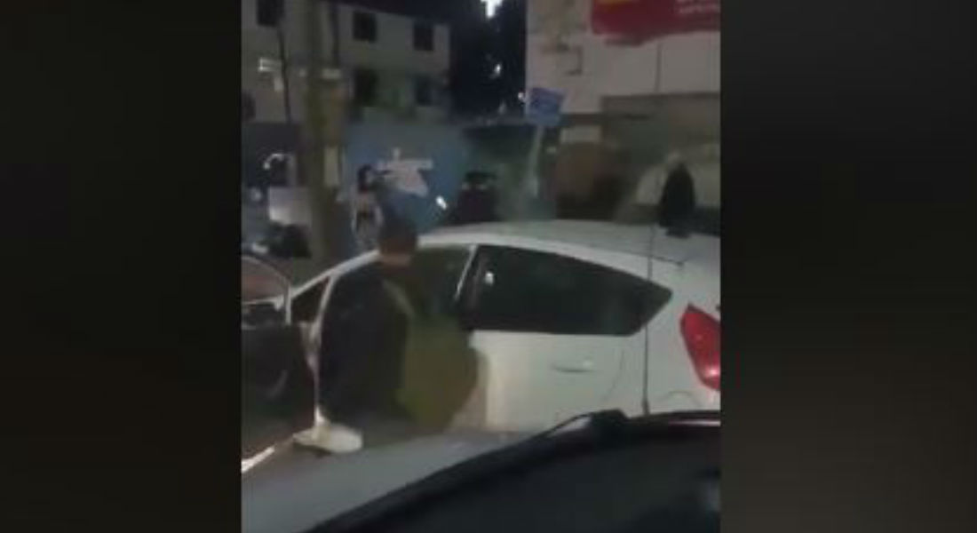VIDEO: Le roban su coche mientras era golpeado en incidente vial