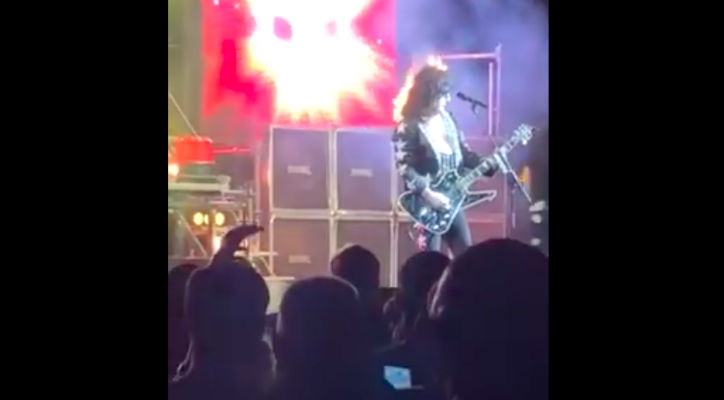 VIDEO: Rockero se incendia en pleno show y no suelta el micrófono