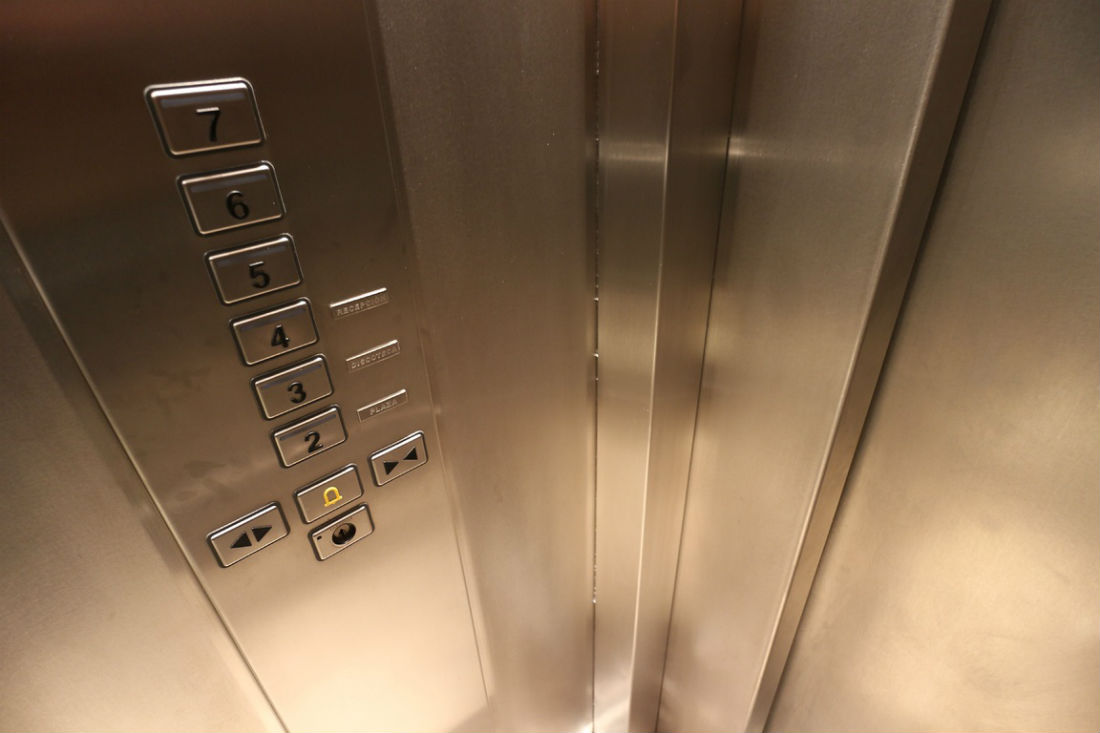 Se quedó atrapada en el elevador, pierde bono de puntualidad