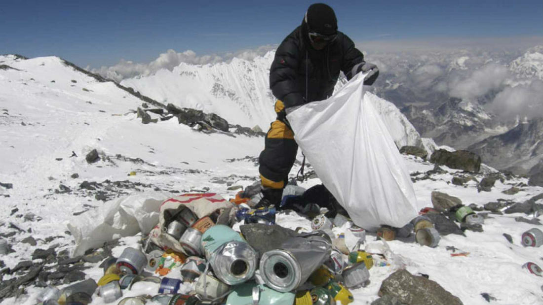 El Everest se llena de basura de los turistas que deciden escalarlo