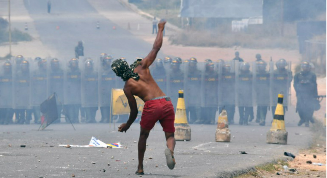 Manifestantes chocan con militares venezolanos en frontera de Brasil
