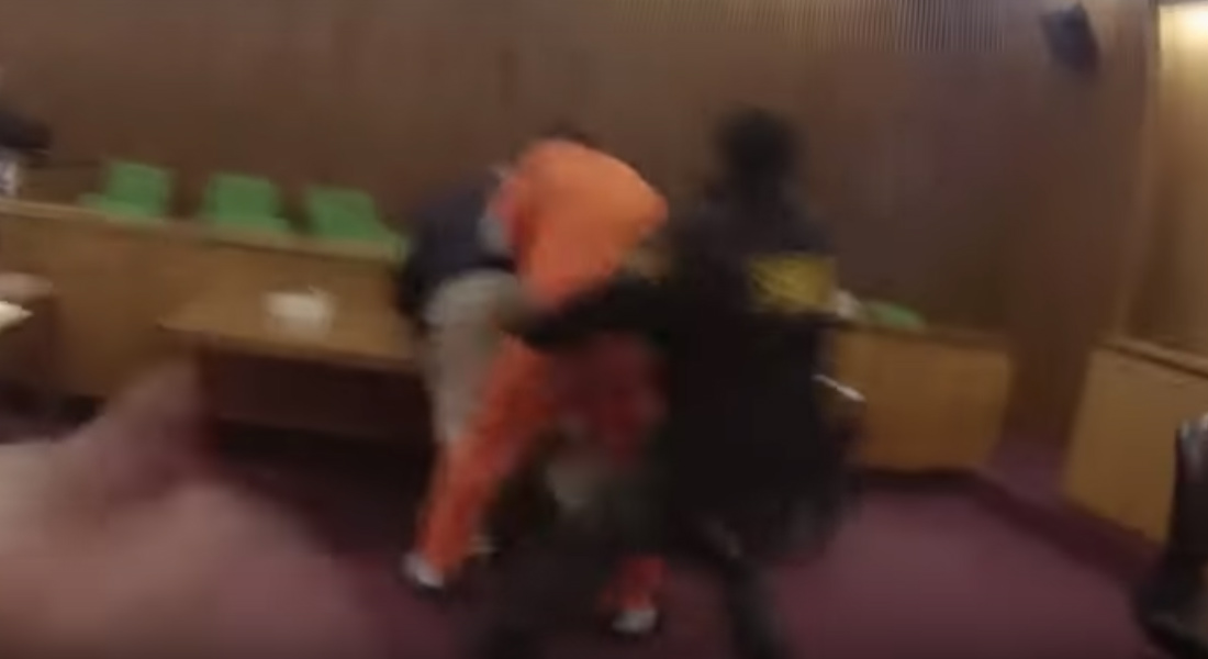 VIDEO: Acusado muerde a su abogado tras escuchar sentencia