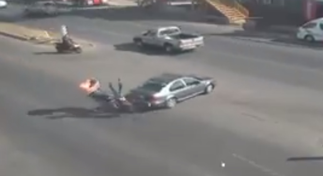 VIDEO: Motociclista se estampa a toda velocidad contra auto
