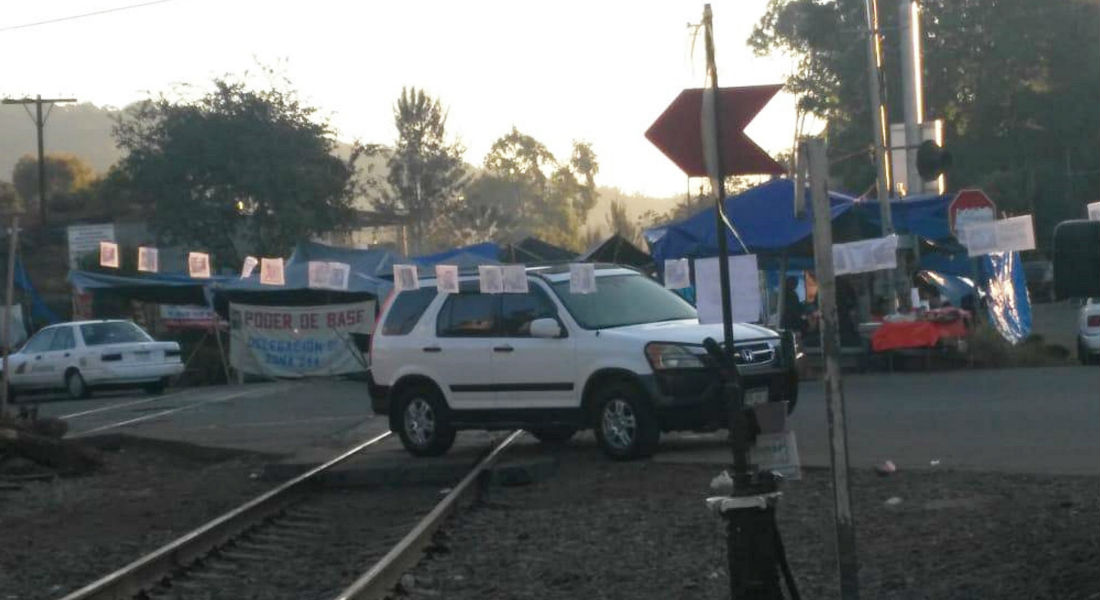 Tras 28 días, maestros de la CNTE liberan tramo ferroviario de Uruapan