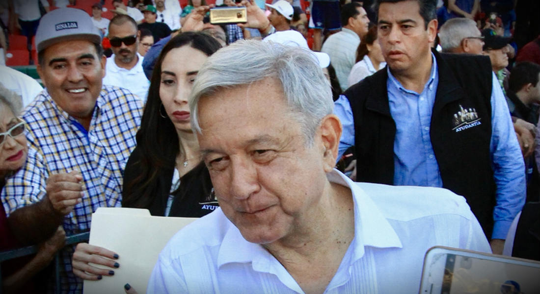 AMLO promete justicia y apoyo económico a padres de familia