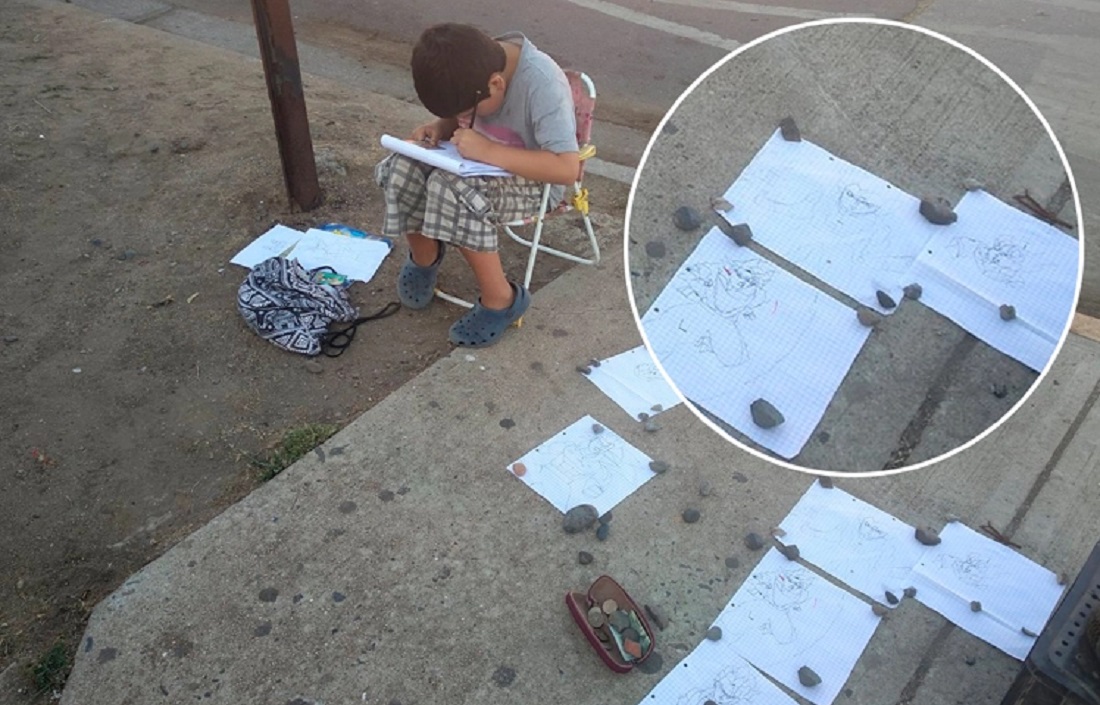 Niño vende sus dibujos para comprar útiles escolares