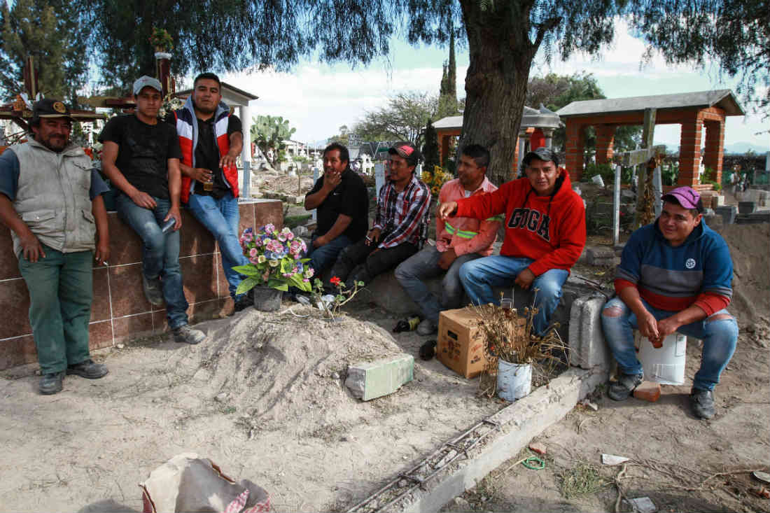 Familiares impiden el entierro de víctimas de Tlalhuelilpan