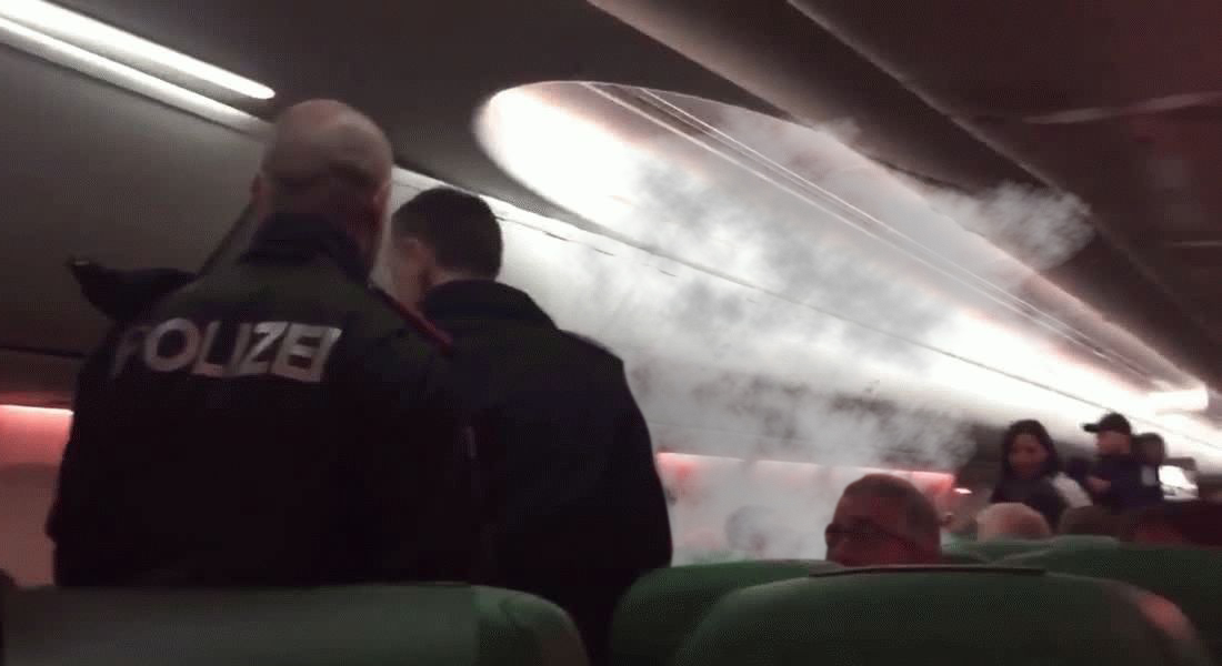 Pasajero con “fuga de gases” provoca batalla campal en un avión