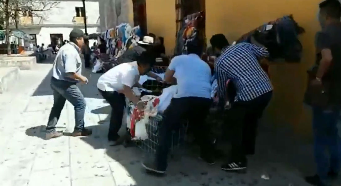 Le quitan toda la mercancía a mujer con bebé en brazos en Oaxaca