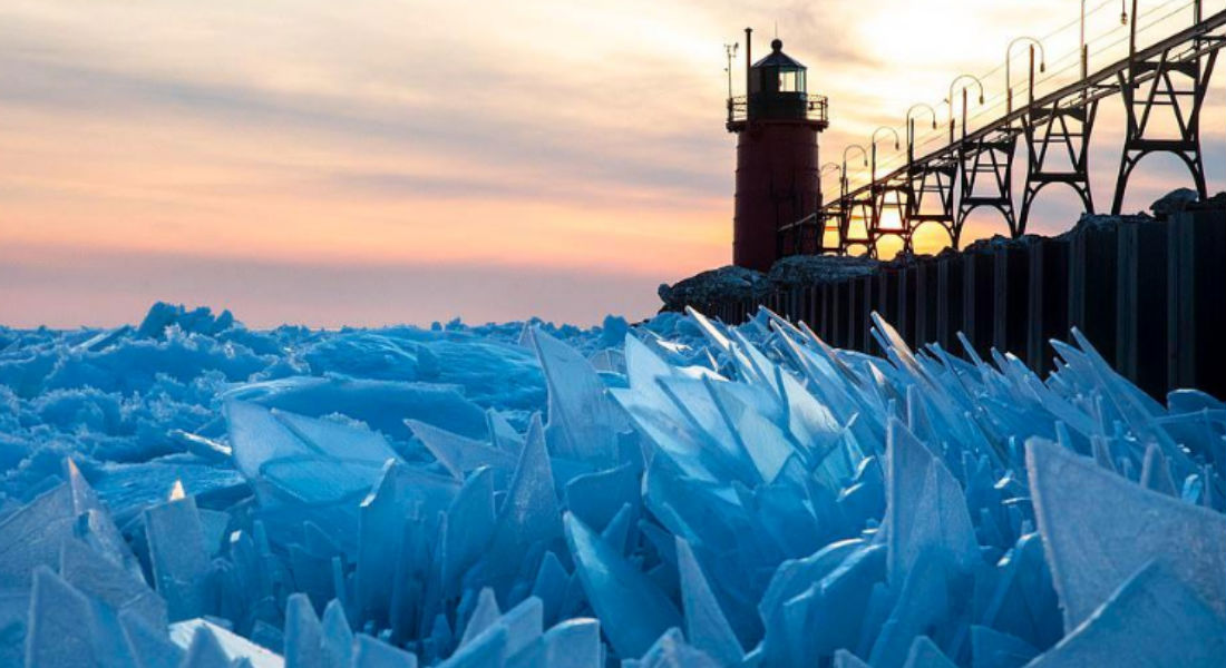 Extrañas láminas de hielo cubren el Lago Michigan
