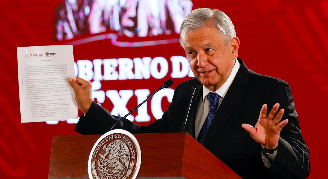 Firma Andrés Manuel López Obrador compromiso de no reelección