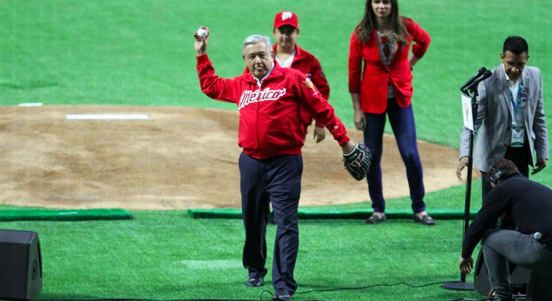 Abuchean a López Obrador en inauguración de estadio de béisbol