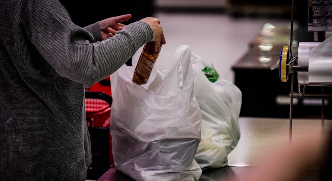 Nueva York podría aprobar ley que prohíbe las bolsas de plástico