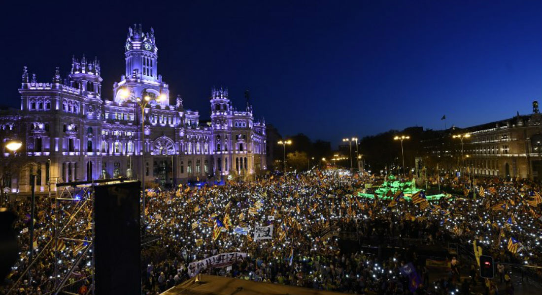 Miles de personas marchan en Madrid por la Independencia de Cataluña