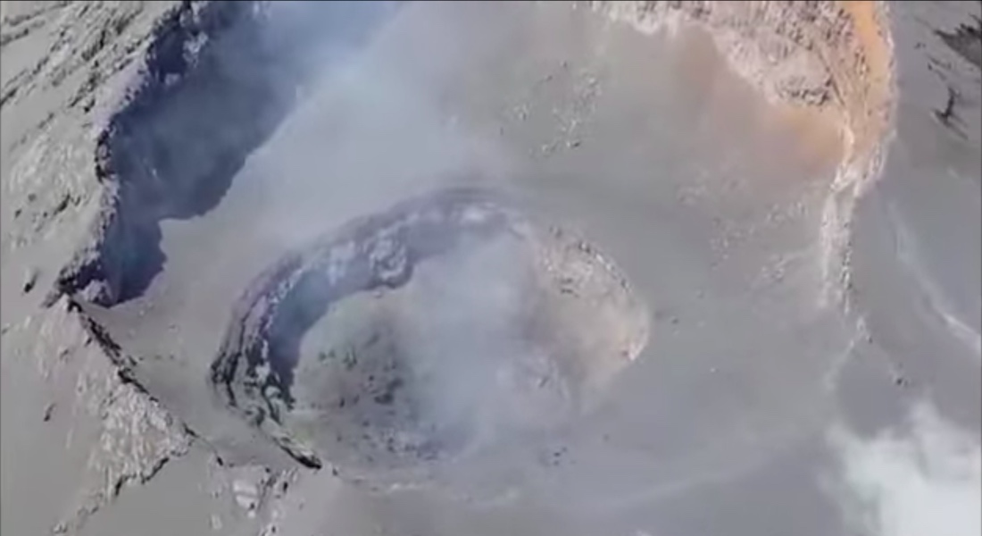 Jóvenes escalan el Popocatépetl para grabar el cráter