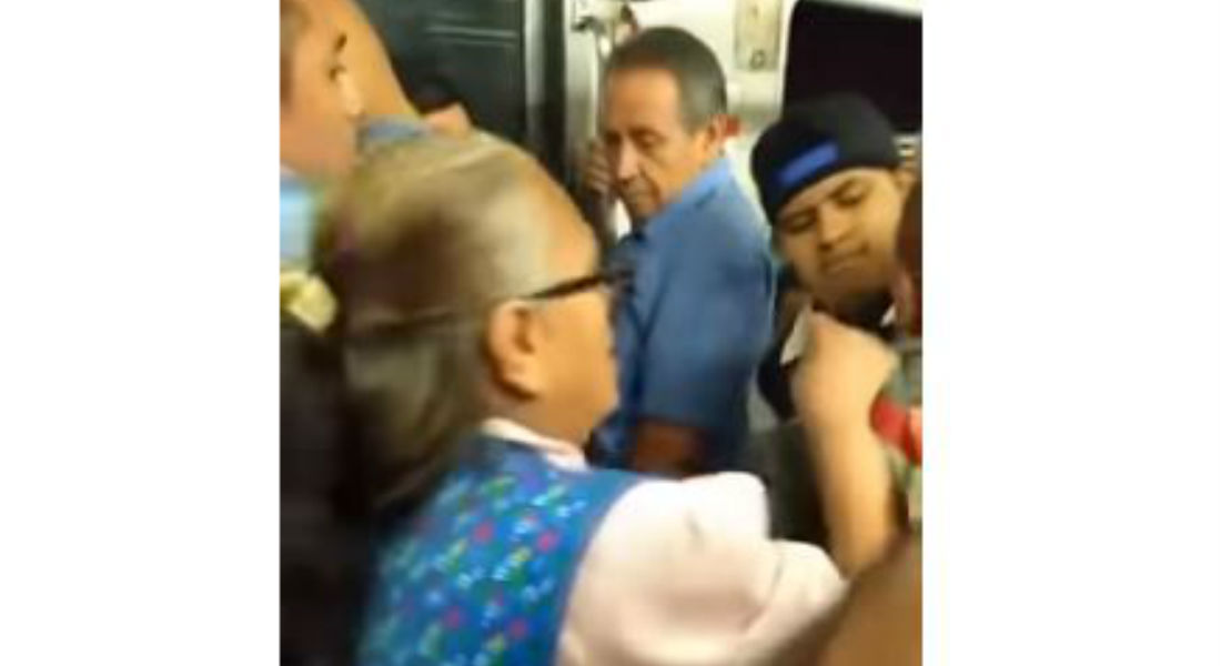 VIDEO: Mujer da tremendo “coscorrón” a mañoso que la tocó en el metro