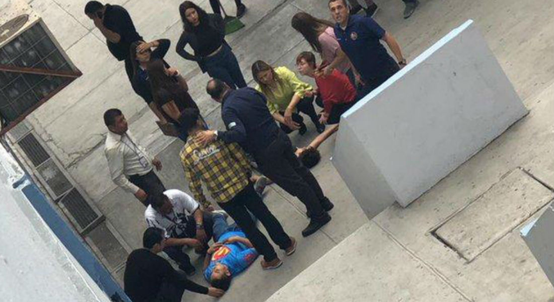 VIDEO: Alumna cae de un segundo piso de la Prepa 2 de la UANL