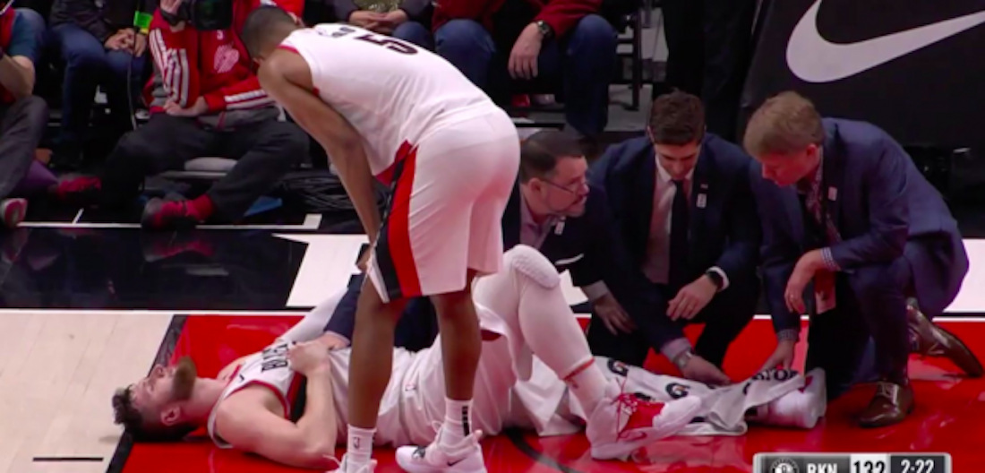VIDEO: Árbitro de la NBA “patea” a jugador lesionado en el piso