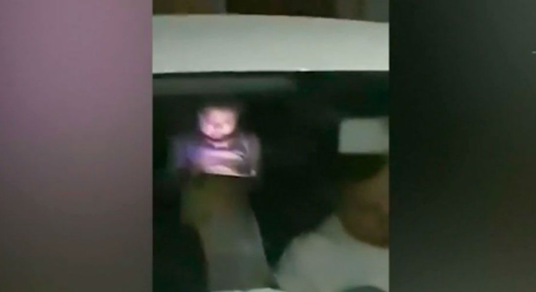 VIDEO: Niña juega con la Tablet mientras su papá fallece en el auto