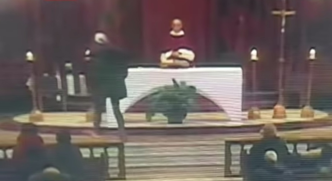 VIDEO: Sacerdote es navajeado durante misa transmitida en vivo