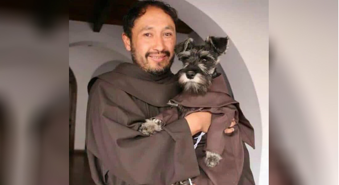 ¡San Bigotes! Monjes adoptan perrito y ahora lo llaman «hermano»