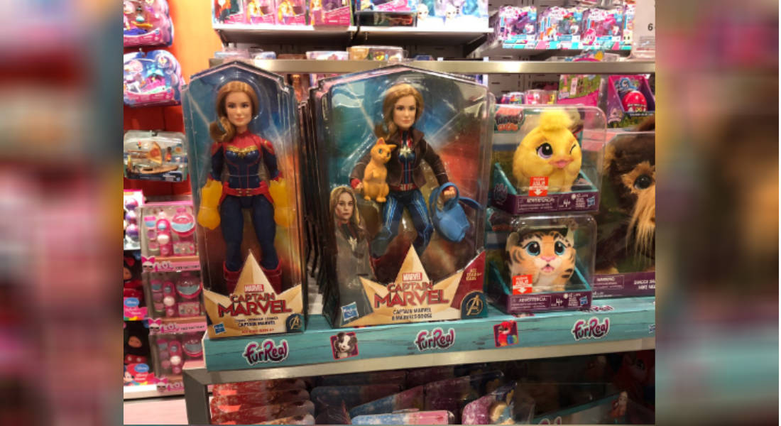 Tienda coloca juguete de Capitana Marvel con las Barbies