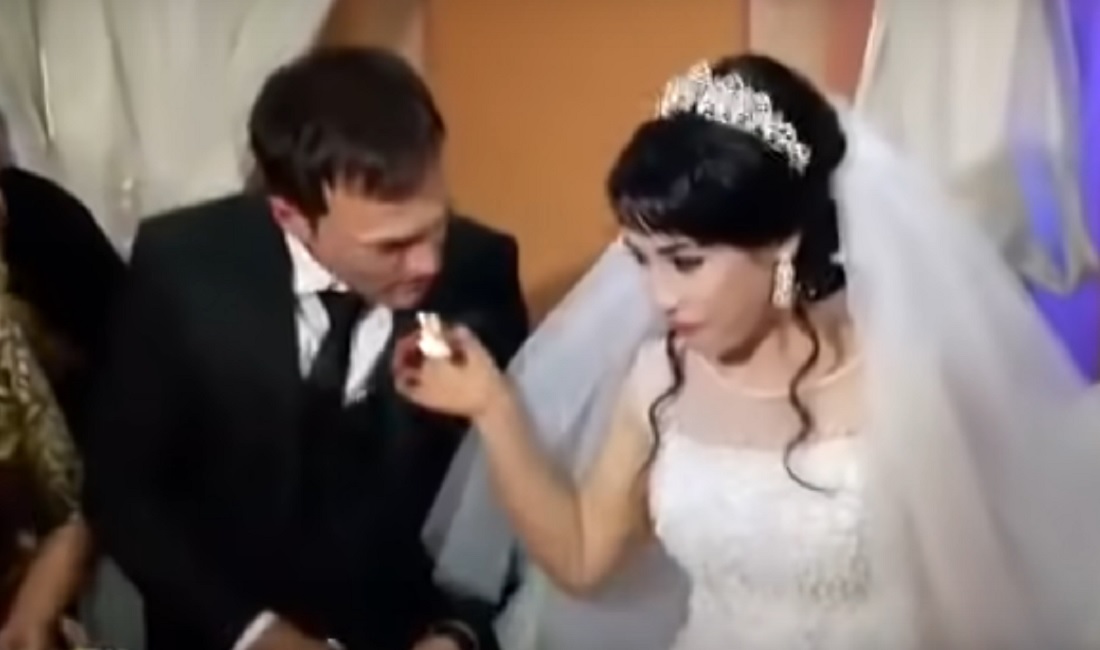VIDEO: El novio le soltó un «soplamocos» a su novia en plena boda