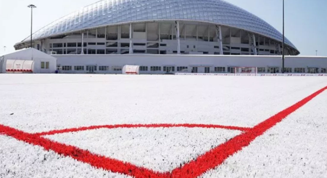 Construyen cancha de fútbol con basura del Mundial de Rusia