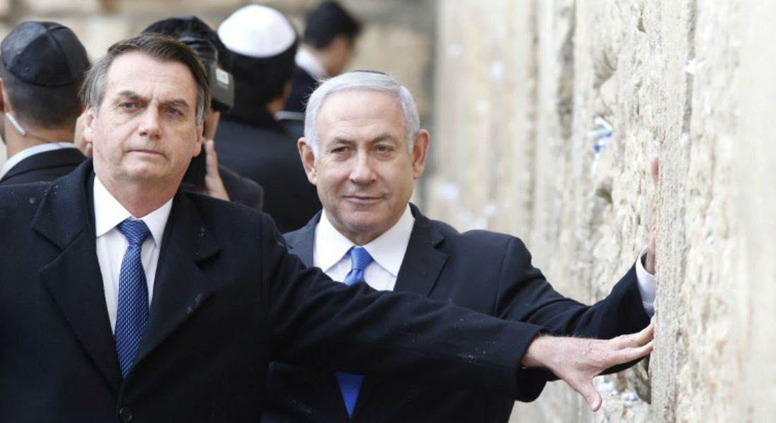 Bolsonaro rompe tradición diplomática y visita el Muro de los Lamentos con dirigente israelí