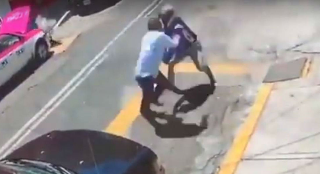 VIDEO: Hombre sufre asalto a pesar de ser escoltado por policías