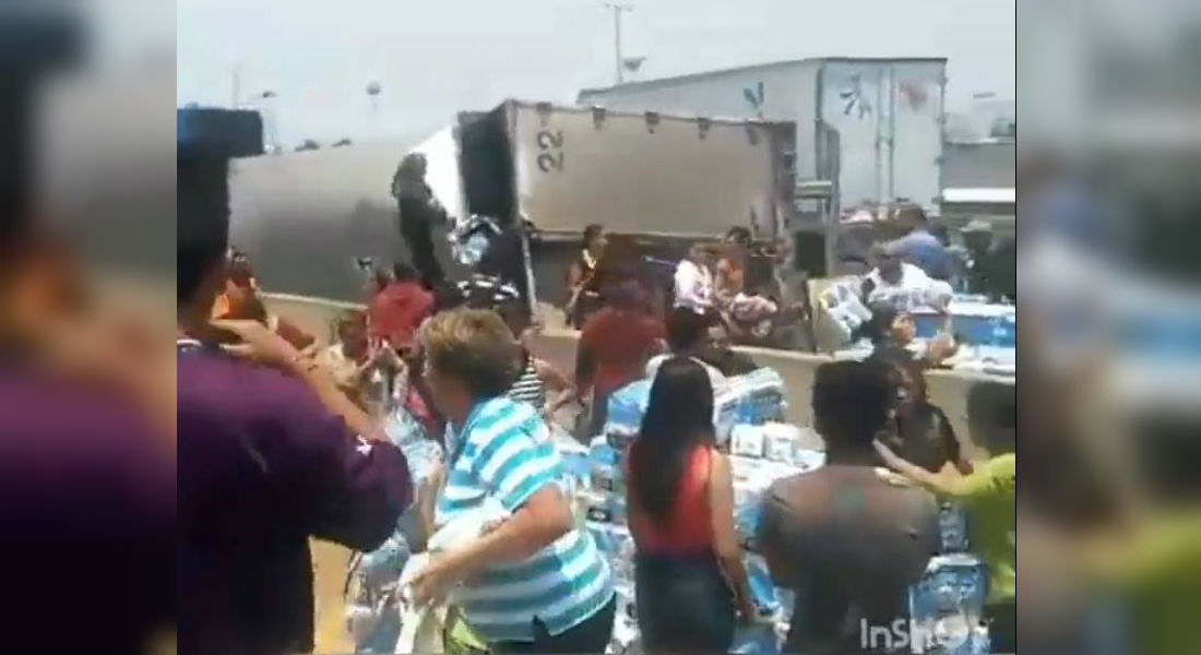 VIDEO: Se vuelca tráiler en Ecatepec y pobladores roban papel higiénico