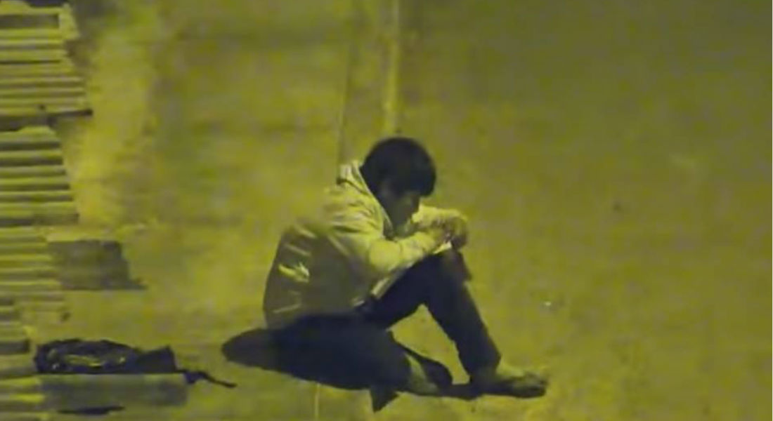 VIDEO: Niño hace tarea en la calle, porque le cortaron la luz en su casa