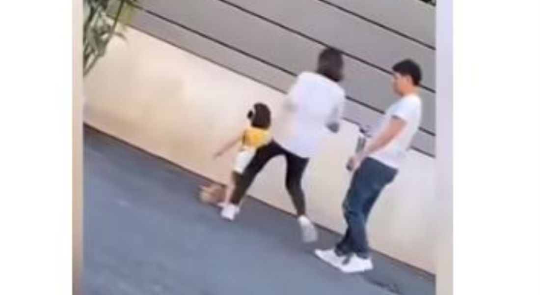 VIDEO: Mujer patea a su hija de tres años por no modelar bien