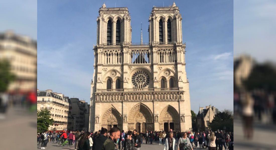 Buscan a niña de emotiva y última foto en Notre Dame antes de la tragedia