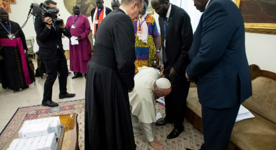 VIDEO: Papa besa zapatos de líderes rivales de Sudán del Sur para pedir la paz