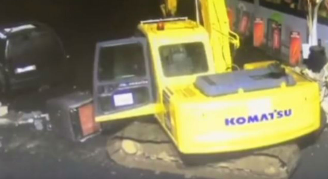 VIDEO: Ladrones llegan con todo y excavadora para robarse cajero automático
