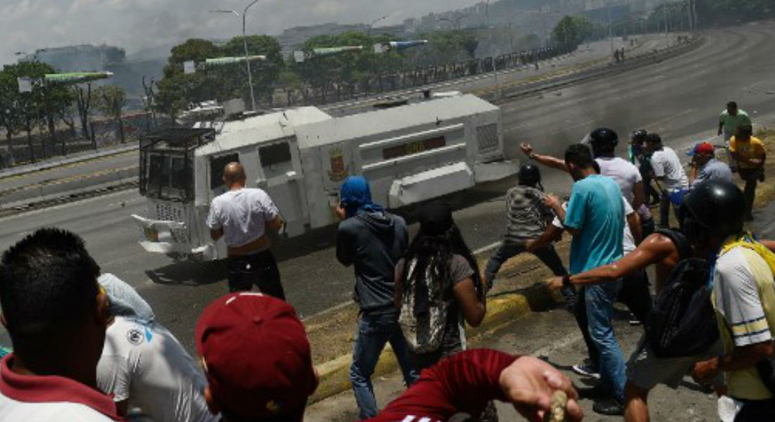 Tanque militar atropella a manifestantes durante conflicto en Venezuela