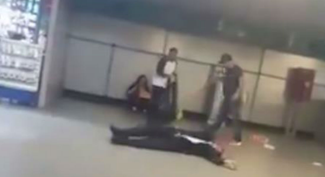 VIDEO: Vendedor ambulante noquea a policía del Metro