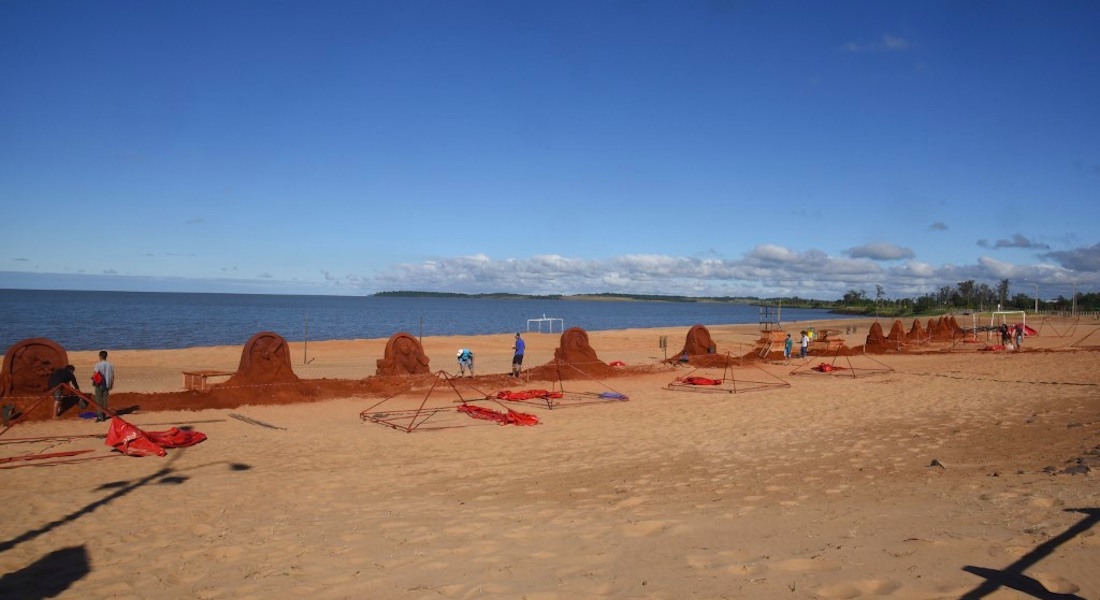 FOTOS: Las estaciones del viacrucis esculpidas en arena a orillas del Paraná