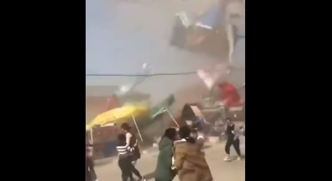 VIDEO: Con niños dentro, tornado arroja inflable por los aires
