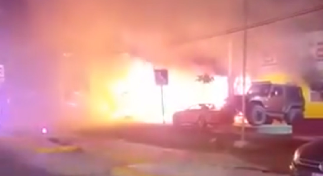 Balacean e incendian lote de autos blindados en Cancún
