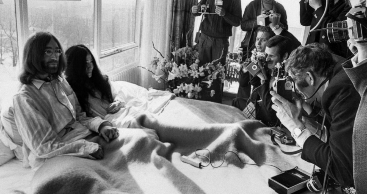 Aparecen fotografías inéditas de John Lennon y Yoko Ono en la cama