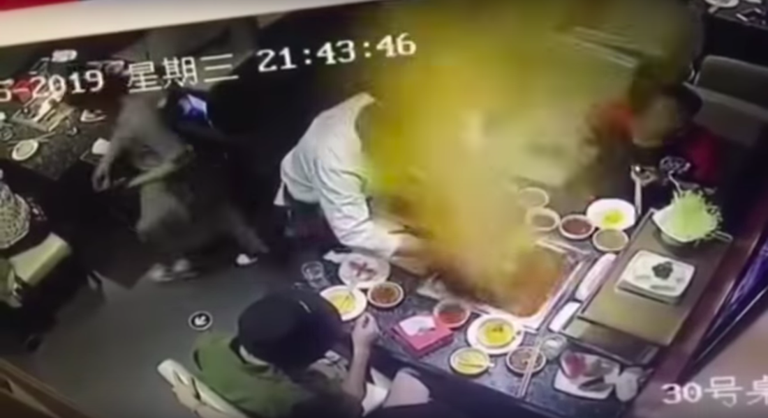 VIDEO: Olla con sopa hirviendo explota en la cara de mesera