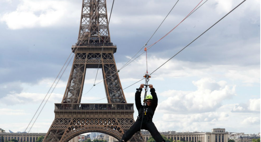 Ahora disfrutarás de París en las nubes, inauguran tirolesa en la Torre Eiffel