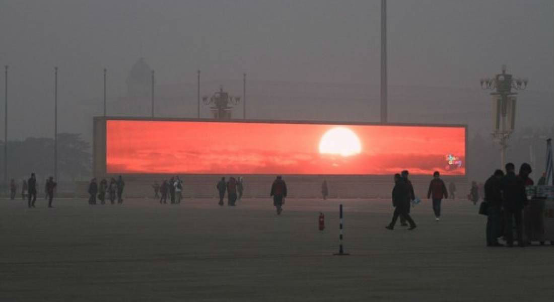 China proyecta el amanecer en pantallas gigantes por contaminación ambiental